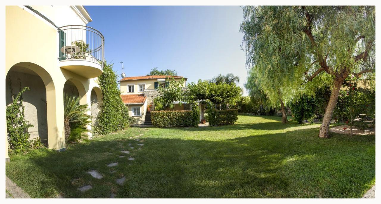 Casa Vacanze Nel Giardino Di Renzo Imperia Exterior foto